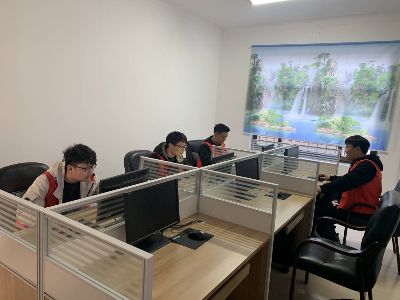 計(jì)算機(jī)與信息技術(shù)學(xué)院電腦愛好者協(xié)會(huì)義務(wù)維修活動(dòng)成功舉辦